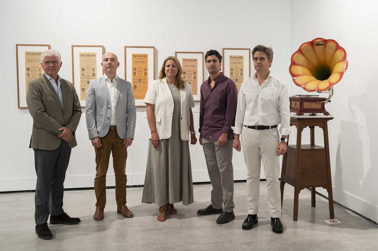 La delegada Angie Moreno junto al director de la Bienal, Luis Ybarra_.JPG La delegada Angie Moreno junto al director de la Bienal, Luis Ybarra_.JPG
