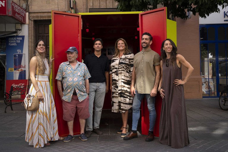 La delegada Angie Moreno junto al director de la Bienal y artistas participantes en la presentación.JPG La delegada Angie Moreno junto al director de la Bienal y artistas participantes en la presentación.JPG