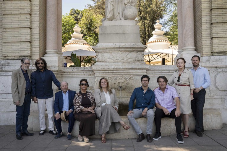 La delegada de Cultura, Angie Moreno y el director de la Bienal, Luis Ybarra con artistas de Lope.jpg La delegada de Cultura, Angie Moreno y el director de la Bienal, Luis Ybarra con artistas de Lope.jpg
