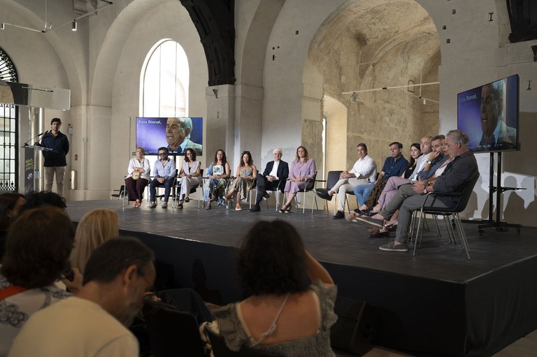 Un momento de la presentación. La prensa pregunta.JPG