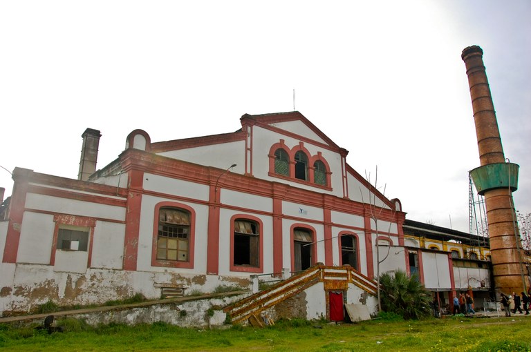 Fabrica_de_Vidrio_La_Trinidad_de_Sevilla,_fachada_principal.jpg