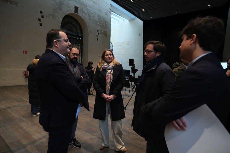 La delegada de Cultura, Angie Moreno, conversando minutos antes de la presentación La delegada de Cultura, Angie Moreno, conversando minutos antes de la presentación