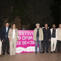 Angie Moreno, delegada de Cultura, junto a Juan Ruesga, escenógrafo y equipo directivo ICAS