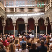 Nerea Berraondodo y Anna Malek. Público asistente. Casa Salinas