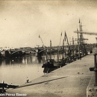 32. Con tus velas blancas y tus jarcias verdes. Muelle de la Sal y puente de Triana. ©Colección Pérez Basso