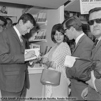 23.El periodista y escritor Manuel Ferrand durante la firma de libros de su primera novela, “El otro bando”. 1967 ©ICAS-SAHP, Fototeca Municipal de Sevilla, fondo Serrano