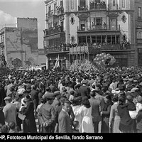 Plaza del Altozano. Paso de palio de la Virgen de la Hermandad de la Esperanza de Triana ante el Gran Café Ideal en el edificio de viviendas abalconado en la esquina de las calles San Jacinto y San Jorge.10 de abril de 1936. ©ICAS-SAHP, Fototeca Municipal de Sevilla, fondo Serrano
