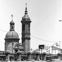 Plaza del Altozano. Velá de Santa Ana. En la plaza, junto a los veladores recogidos, la peana del monumento a Juan Belmonte sin la escultura realizada por Venancio Blanco en 1972. 1973 ca. ©ICAS-SAHP, Fototeca Municipal de Sevilla, fondo Cubiles