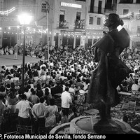 Plaza del Altozano. Velá de Santa Ana. En primer término, el monumento a Juan Belmonte. 1973. ©ICAS-SAHP, Fototeca Municipal de Sevilla, fondo Serrano