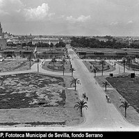 Plaza de Cuba. Se aprecia una primera urbanización con planta semicircular, en la que la vía discurre en línea recta desde el puente hasta la futura avenida de la República Argentina. A la izquierda, la calle Betis y el trazado de la calle Génova y a la derecha, la calle Juan Sebastián Elcano, el convento de Los Remedios y el trazado de la calle Asunción. 1940-1945. ©ICAS-SAHP, Fototeca Municipal de Sevilla, fondo Serrano