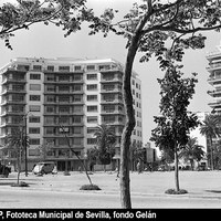 Plaza de Cuba. El bloque de pisos entre la calle Asunción y la avenida de la República Argentina aún no se ha entregado ni se ha colocado la fuente central. Década de 1950. ©ICAS-SAHP, Fototeca Municipal de Sevilla, fondo Gelán