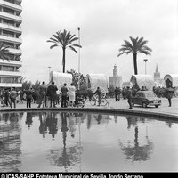 Plaza de Cuba. Paso de las carriolas de la Hermandad del Rocío de Sevilla de la parroquia del Salvador. 11 de mayo de 1967. ©ICAS-SAHP, Fototeca Municipal de Sevilla, fondo Serrano