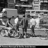 Plaza de Cuba. Accidente de una furgoneta que aparece sumergida en la fuente central. 1 de julio de 1967. ©ICAS-SAHP, Fototeca Municipal de Sevilla, fondo Serrano