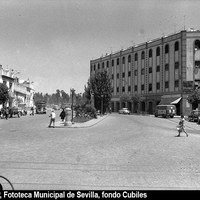 Plaza de Chapina. Bulevar central con la estatua de Rodrigo de Triana, trasladada aquí en 1948 desde la Plaza de los Conquistadores. Edificio de viviendas donde se ubicaba el bar Casa Celestino. 1959 ca. ©ICAS-SAHP, Fototeca Municipal de Sevilla, fondo Cubiles