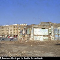 Plaza de Chapina. Derribos en el entorno con motivo de las obras de la EXPO’92. El monumento de Rodrigo de Triana se ha trasladado a la plaza de Génova. 1992. ©ICAS-SAHP, Fototeca Municipal de Sevilla, fondo Gasán