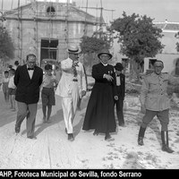 Plaza de San Gonzalo. Visita a las obras de la iglesia de San Gonzalo en el barrio León del abate Lambert, alcalde de Orán (Argelia), acompañado por el general Gonzalo Queipo de Llano, el coronel Francisco Bohórquez Vecina y el poeta Eduardo Marquina. 10 de julio de 1939. ©ICAS-SAHP, Fototeca Municipal de Sevilla, fondo Serrano