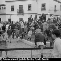 Plaza de Anita en el barrio León. Inauguración del parque infantil tras las obras de reforma. 23 de enero de 1966. ©ICAS-SAHP, Fototeca Municipal de Sevilla, fondo Serafín