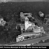 Vista aérea de los pabellones americanos construidos en el sector de los Jardines de San Telmo. A la izquierda, la fachada posterior del pabellón de Sevilla, ocupada por el teatro de la Exposición. 1929 ©ICAS-SAHP, Fototeca Municipal de Sevilla, fondo Sánchez del Pando