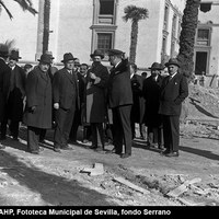 El rey Alfonso XIII acompañado del comisario José Cruz Conde, el arquitecto Vicente Traver y el alcalde Nicolás Díaz Molero visita las obras del pabellón de Sevilla. 6 de diciembre de 1928 ©ICAS-SAHP, Fototeca Municipal de Sevilla, fondo Serrano