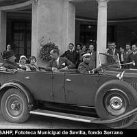 El presidente del Gobierno general Miguel Primo de Rivera visita el Casino de la Exposición. Llegada en automóvil a la entrada del teatro de la Exposición. ©ICAS-SAHP, Fototeca Municipal de Sevilla, fondo Serrano