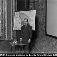 Conferencia del capitán Francisco Iglesias sobre "La expedición al Amazonas" en el teatro de la Exposición. 21 de marzo de 1932 ©ICAS-SAHP, Fototeca Municipal de Sevilla, fondo Sánchez del Pando