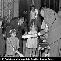 Actos del XXXI aniversario del Día Universal del Ahorro celebrado en el Teatro Lope de Vega. Entrega de premios a los hijos de los empleados de la Caja de Ahorros Provincial. ©ICAS-SAHP, Fototeca Municipal de Sevilla, fondo Gelán