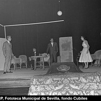 Representación de la obra "Las cinco advertencias de Satanás", de Enrique Jardiel Poncela, en el teatro Lope de Vega. 1957 ©ICAS-SAHP, Fototeca Municipal de Sevilla, fondo Cubiles