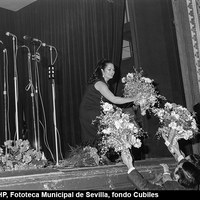 Gran Gala Fin de Fiesta de la emisión "Cita en Sevilla: Homenaje a las mejores de la Canción Andaluza" de Radio Sevilla en el teatro Lope de Vega. Juanita Reina saluda al público 1972©ICAS-SAHP, Fototeca Municipal de Sevilla, fondo Cubiles