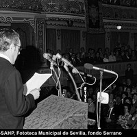 Pregón de Semana Santa de Rafael Belmonte García en el teatro Lope de Vega. Presentado por el teniente de alcalde José Jesús García Díaz. 1977 ©ICAS-SAHP, Fototeca Municipal de Sevilla, fondo Serrano