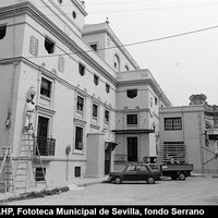 Pintura de fachada. Restauración de elementos arquitectónicos y decorativos en mal estado en la fachada. 1979©ICAS-SAHP, Fototeca Municipal de Sevilla, fondo Serrano