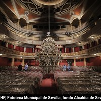 Aspecto general del patio de butacas tras la restauración de la lámpara central. 2014 ©ICAS-SAHP, Fototeca Municipal de Sevilla, fondo Alcaldía de Sevilla