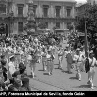 Rodaje de la película "Pan, amor y Andalucía" con Vittorio de Sica y Carmen Sevilla. Escenas en el entorno de la plaza Virgen de los Reyes. Junio de 1958. ©ICAS-SAHP, Fototeca Municipal de Sevilla, fondo Gelán