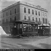 Tranvía eléctrico con jardinera circulando por la Puerta de Jerez esquina a la calle Almirante Lobo. Bajo el pavimento discurría ya el arroyo Tagarete, canalizado en1866. 1901 ©ICAS-SAHP, Fototeca Municipal de Sevilla, fondo  Caparró 