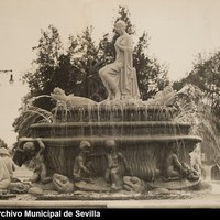 La fuente de Híspalis, encargada por el Ayuntamiento en 1928 al escultor Manuel Delgado Brackenbury  y diseñada por Juan Bautista Míguez Roca. Fue instalada en este entorno en 1929. En 1939 los cuatro niños fueron retirados por orden del alcalde Eduardo Luca de Tena a instancias del cardenal Pedro Segura. En 2014 se realizaron unas copias del mismo tipo de piedra y fueron colocados de nuevo. 1929  ©ICAS-SAHP, Archivo Municipal de Sevilla