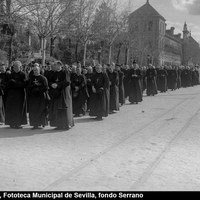 Apertura de los actos de la Semana de la Santa Misión. Procesión misional de la comitiva que había partido del Seminario en el Palacio de San Telmo. 1941 ©ICAS-SAHP, Fototeca Municipal de Sevilla, fondo Serrano