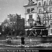 La nevada del 2 de febrero de 1954 cubrió de blanco la fuente de Híspalis.  ©ICAS-SAHP, Fototeca Municipal de Sevilla, fondo Serrano