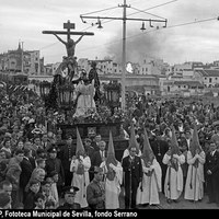 Paso de misterio del Cristo de las Aguas y la Virgen del Mayor Dolor por el Puente de Triana. La Hermandad salió de la iglesia de San Jacinto desde 1909 a 1942 cuando a causa de un incendio trasladó su sede a la iglesia de Santiago. 1935 ©ICAS-SAHP, Fototeca Municipal de Sevilla, fondo Serrano