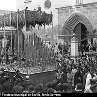 Paso de palio de la Virgen del Subterráneo a su salida de la iglesia de Omnium Sanctorum. El palio de la virgen se había estrenado en 1923 y el manto en 1924. 1927 ©ICAS-SAHP, Fototeca Municipal de Sevilla, fondo Serrano