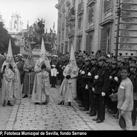 Nuestro Padre Jesús Atado a la Columna en la fachada principal de la Fábrica de Tabacos. Soldados del Regimiento de Infantería formados ante el paso del misterio.  En 1883 la zona este del edificio fue destinada a cuartel del Regimiento Montado de Artillería que 1929 serían trasladados al nuevo cuartel de Pineda. 1922-1925 ©ICAS-SAHP, Fototeca Municipal de Sevilla, fondo Serrano