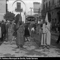 Insignia del Senatus de la Hermandad de las Cigarreras por la Plaza Adolfo Rodríguez Jurado. Al fondo el arquillo de la Plata. 1926-1929 ©ICAS-SAHP, Fototeca Municipal de Sevilla, fondo Serrano