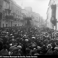 Paso de palio de  la Virgen de la Esperanza de Triana por la calle Pastor y Landero. Una calle abarrotada de público espera la llegada del paso a la cárcel del Pópulo. 1925-1927 ©ICAS-SAHP, Fototeca Municipal de Sevilla, fondo Serrano