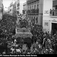 Paso de misterio del Cristo de la Exaltación por la calle Gerona.  El paso va custodiado por Guardias de Asalto y Guardias Civiles.1934-1936 ©ICAS-SAHP, Fototeca Municipal de Sevilla, fondo Serrano
