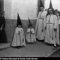 Nazarenos de la Hermandad de la Macarena la mañana del Viernes Santo. Dos niños nazarenos posan para el fotógrafo. [1927] ©ICAS-SAHP, Fototeca Municipal de Sevilla, fondo Serrano