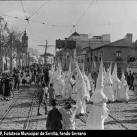 Paso de palio de Nuestra Señora de los Ángeles de la Hermandad de los Negritos por la calle Recaredo. Al fondo, la torre de la iglesia de San Roque. 1925-1927 ©ICAS-SAHP, Fototeca Municipal de Sevilla, fondo Serrano