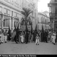 Paso del Señor del  Soberano Poder en su Prendimiento de la Hermandad de los Panaderos en la calle Jesús del Gran Poder. Presidencia de paso 1930-1931 A la izquierda el cuartel de San Hermenegildo ( Infantería Soria 9) ©ICAS-SAHP, Fototeca Municipal de Sevilla, fondo Serrano