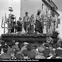 Salida procesional de la Hermandad de San Benito. Paso de misterio de la Sagrada Presentación de Jesús al pueblo a su salida de la iglesia. 1928 La cofradía no había la efectuado la estación de penitencia desde 1922. Se estrena el paso de misterio completo ejecutado por Castillo Lastrucci. La Virgen de la Encarnación aún no procesionaba. ©ICAS-SAHP, Fototeca Municipal de Sevilla, fondo Serrano