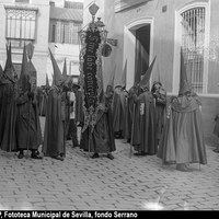 Hermandad de San Bernardo.  Los niños novilleros Mejías Jiménez, Manuel y Pepe Bienvenida posan vestidos de nazarenos con la cara descubierta. 1925-1926 ©ICAS-SAHP, Fototeca Municipal de Sevilla, fondo Serrano