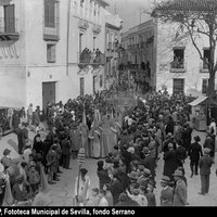 Nuestro Padre Jesús de la Salud y Buen Viaje por la plaza de Pilatos.  El paso del Señor fue prestado por la Hermandad de la Estrella para la procesión de este año. En 1929 la hermandad hace su estación de penitencia por vez primera en Martes Santo. El libro de reglas fue aprobado por las autoridades eclesiásticas en el año 1928.  ©ICAS-SAHP, Fototeca Municipal de Sevilla, fondo Serrano