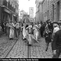 Paso de palio de la Virgen de los Desamparados en la calle Almirante Apodaca. A la derecha, el edificio del Juzgado, hoy sede del Archivo Histórico Provincial y del Archivo Municipal. 1929 En 1929, la hermandad hace su estación de penitencia por vez primera el Martes Santo. El palio para la virgen fue prestado por la hermandad de Montserrat para la procesión de ese año. 1929 ©ICAS-SAHP, Fototeca Municipal de Sevilla, fondo Serrano