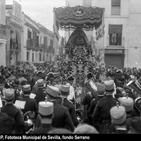 se4_ss-s7_29_005.jpgTrasera del paso de palio de la Virgen de Gracia y Esperanza de la Hermandad de San Roque en la calle Luna, hoy Escuelas Pías esquina a calle Matahacas. 1929 En 1929 estrenaría el palio con bordados de Victoria Caro. Manto bordado de salida. Le acompaña la banda de música  Regimiento Infantería Granada, 34 ©ICAS-SAHP, Fototeca Municipal de Sevilla, fondo Serrano